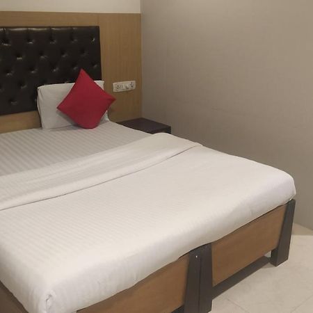 Hotel Palm Star Belapurpada 外观 照片