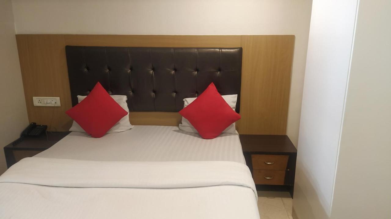 Hotel Palm Star Belapurpada 外观 照片