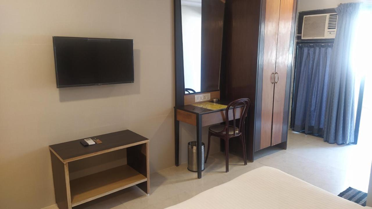 Hotel Palm Star Belapurpada 外观 照片