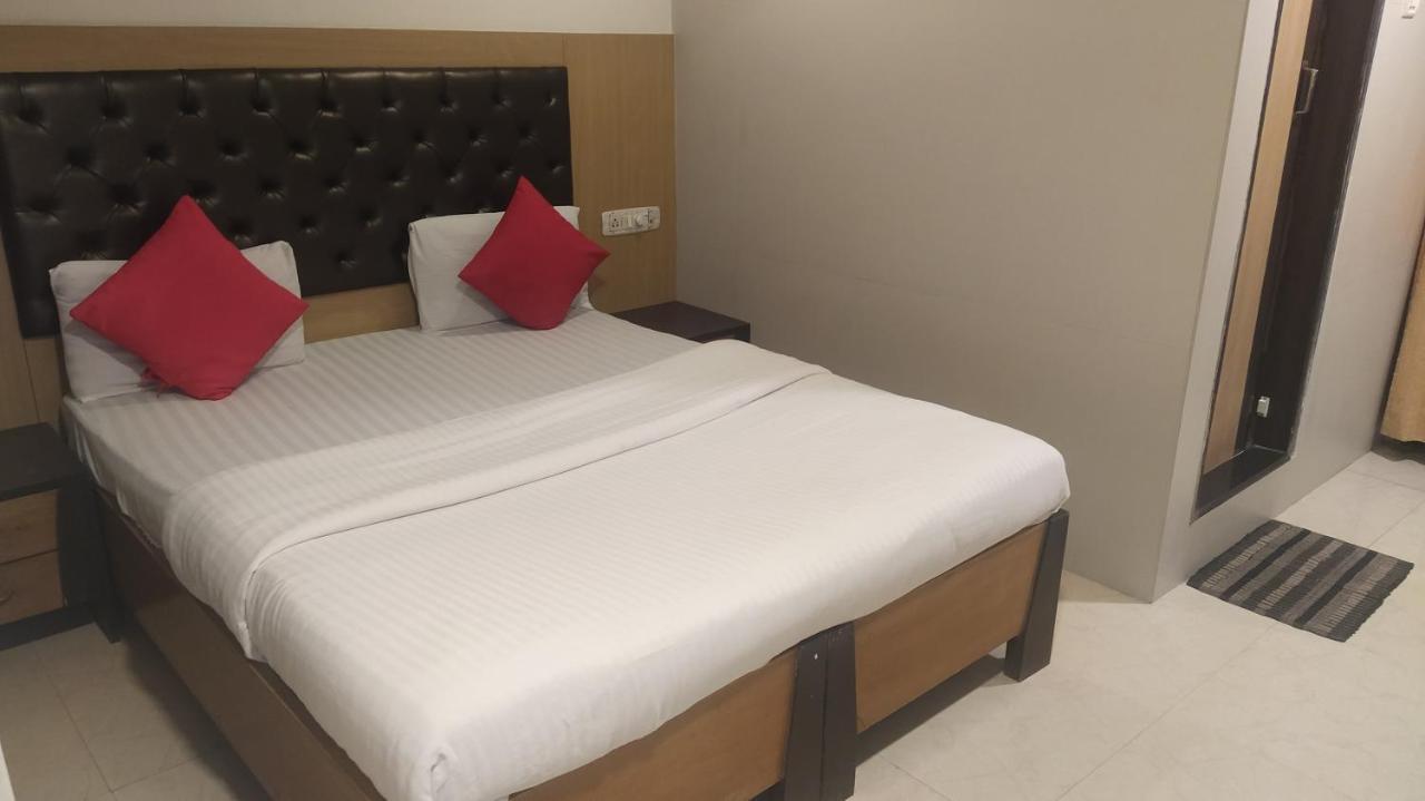 Hotel Palm Star Belapurpada 外观 照片